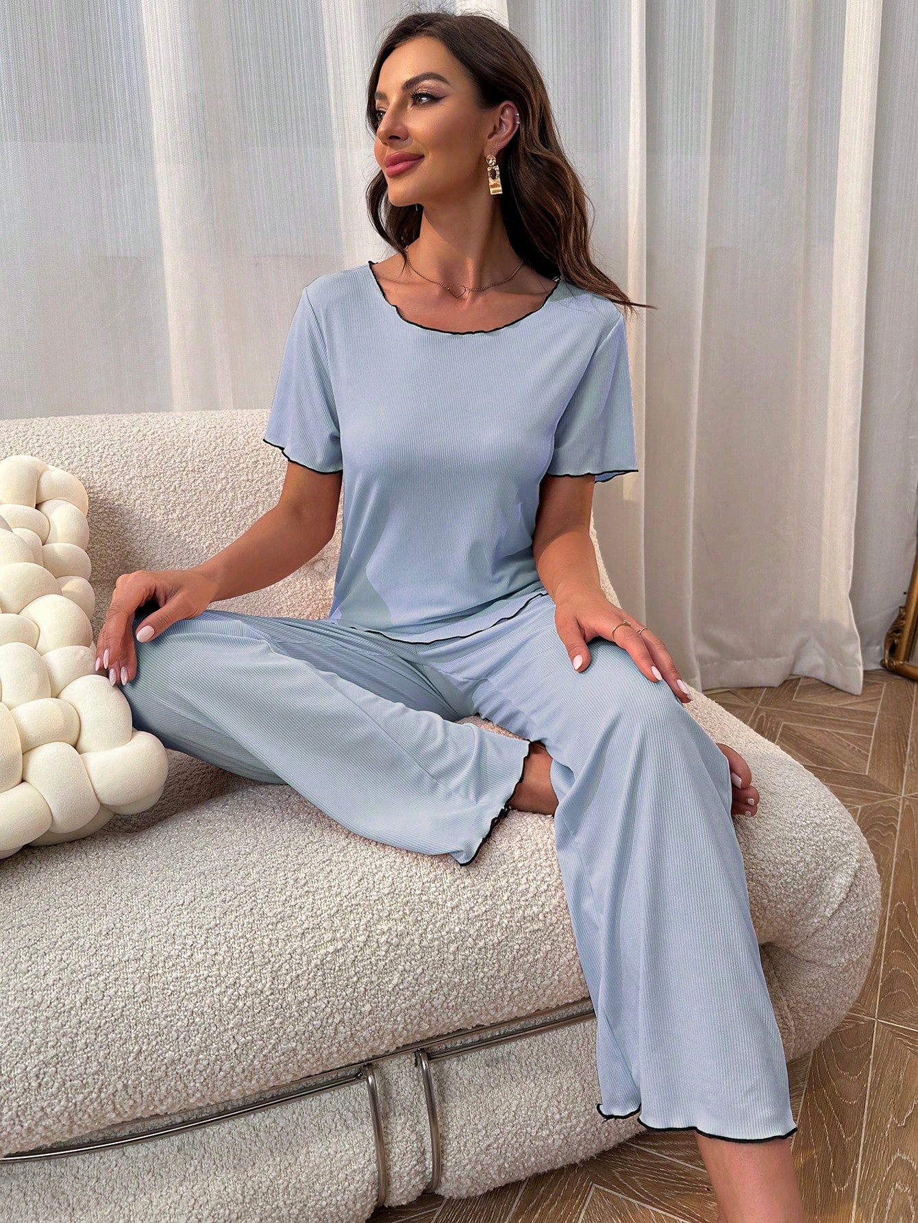 Conjunto de pijama pantalones con camiseta unicolor ribete en forma de